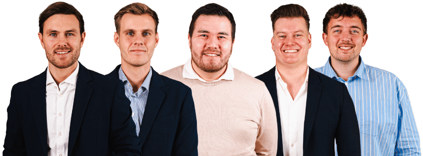 Fem mænd i businessbeklædning smiler til kameraet