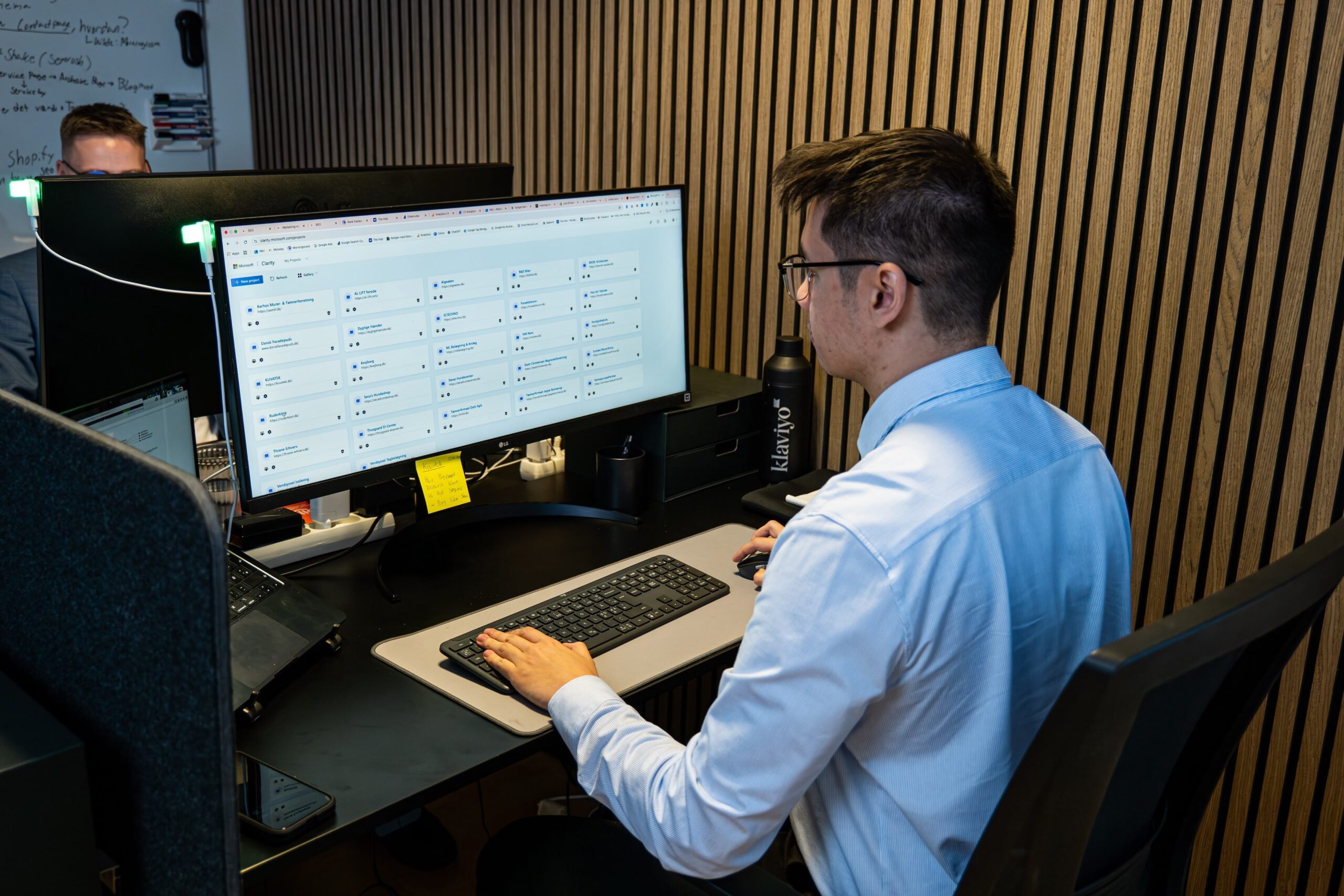 Mand radi na računaru u uredu.