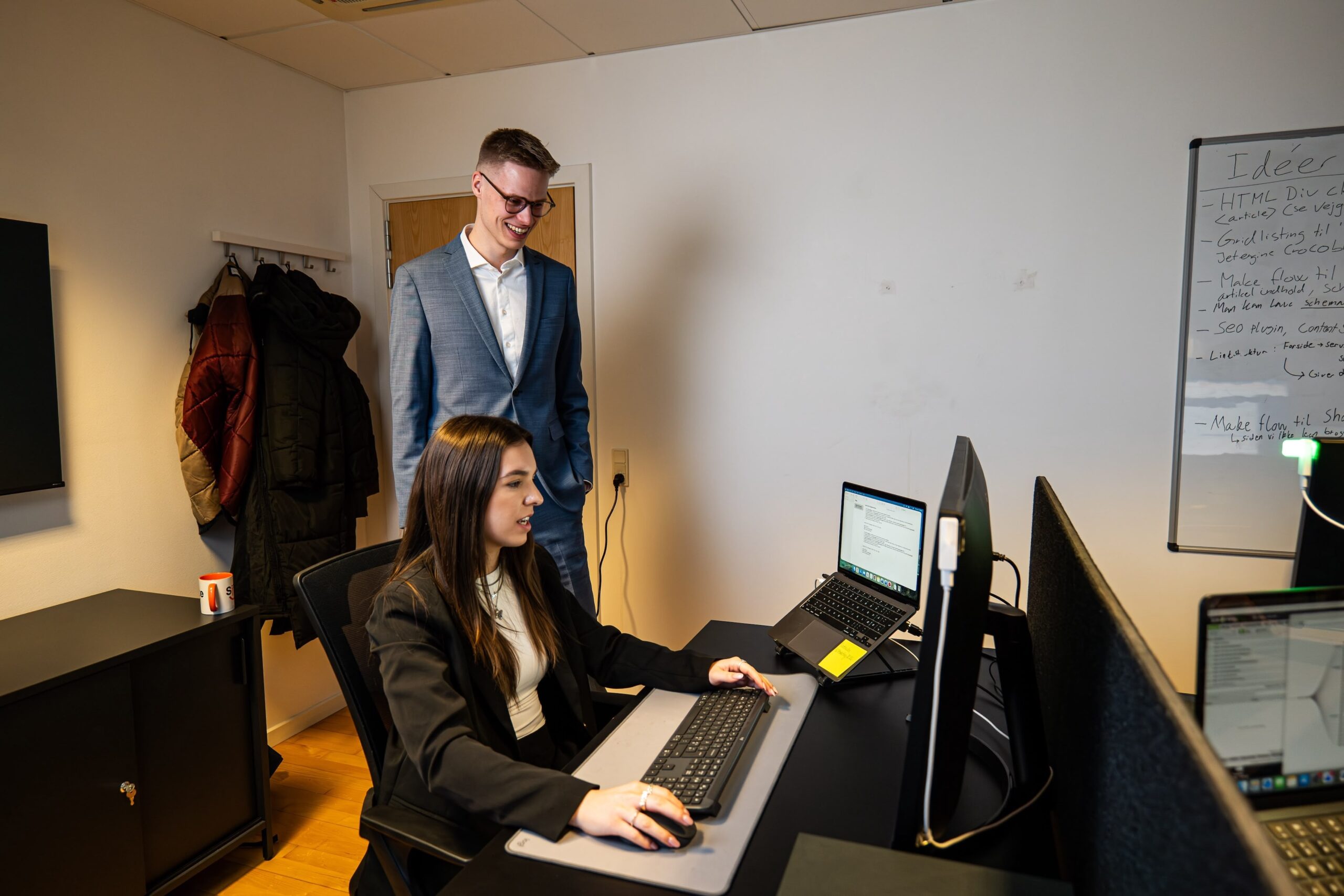 Ti ljudi rade u uredu.