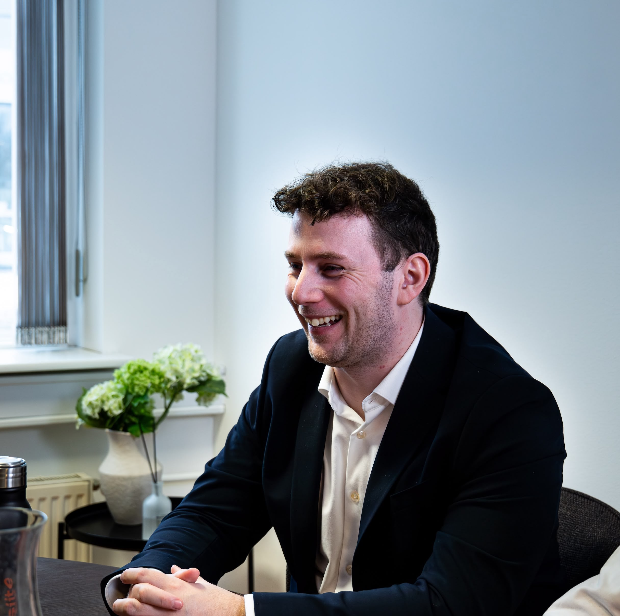 Smiješni čovjek u odijelu za stolom.