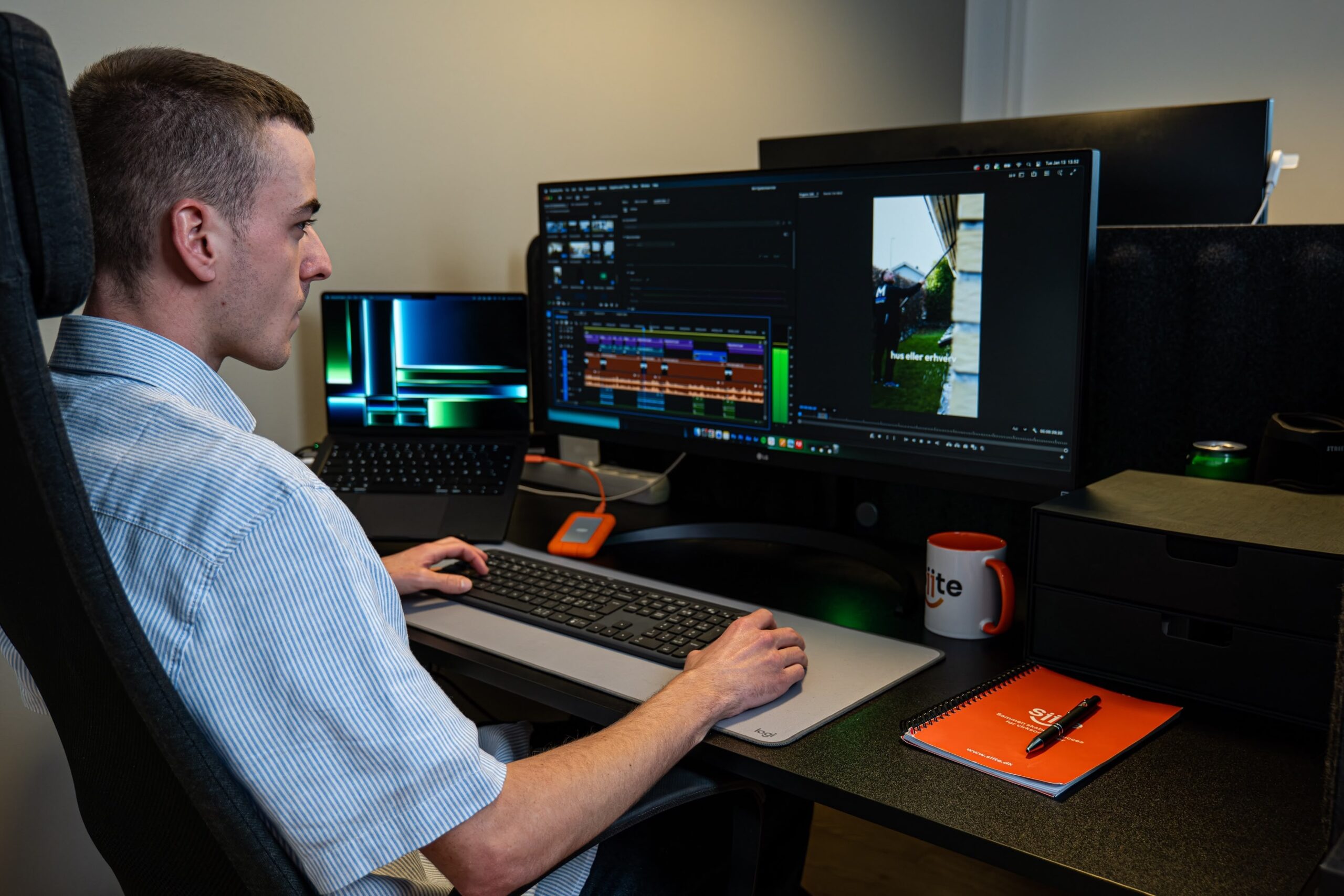 Mand uređuje video na računaru.